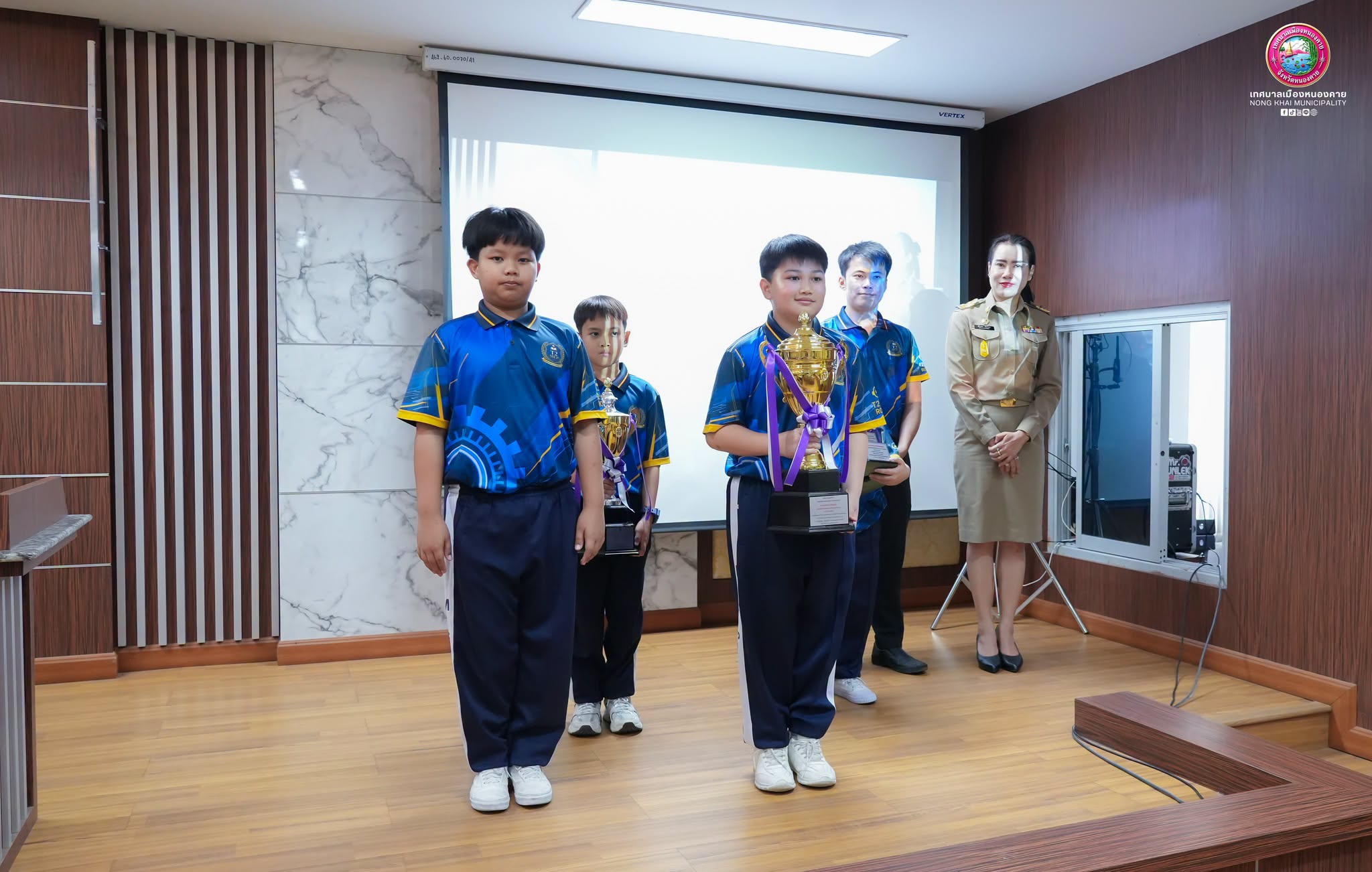นักเรียนรายวิชา Software and Coding กับถ้วยรางวัล